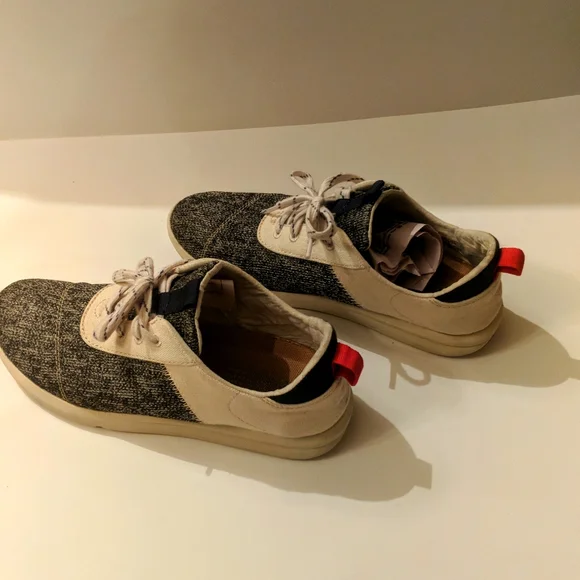 Toms woman's size 7 sneakers. - Picture 2 of 7